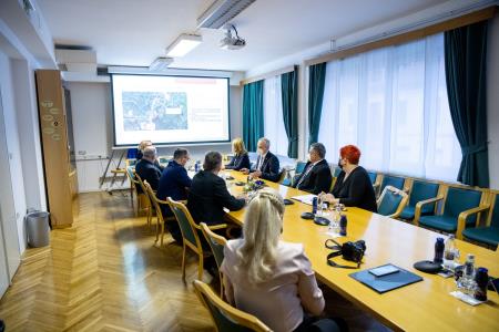 VLADA V PIVKI - PROBLEMATIKA IN PROJEKTI DRŽAVNE PROMETNE INFRASTRUKTURE - Valter Leban-4860